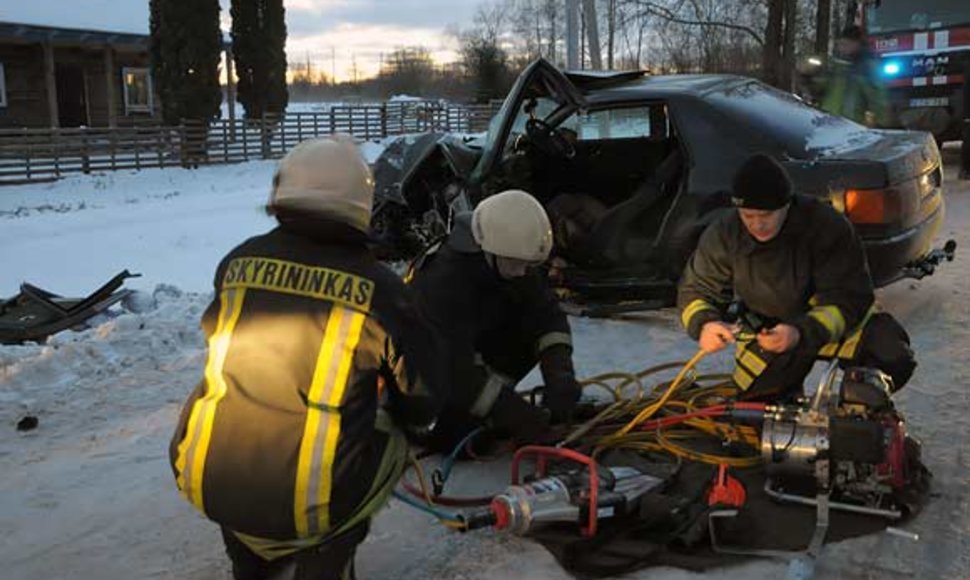 Ugniagesiai tvarko spec. įrangą