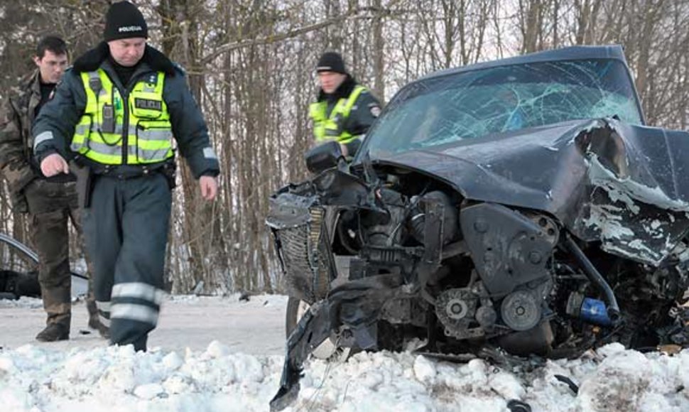 Policininkai apžiūri suniokotą automobilį „Audi“