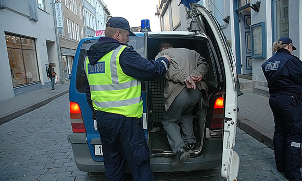 Estijos policininkas sulaiko įtariamąjį