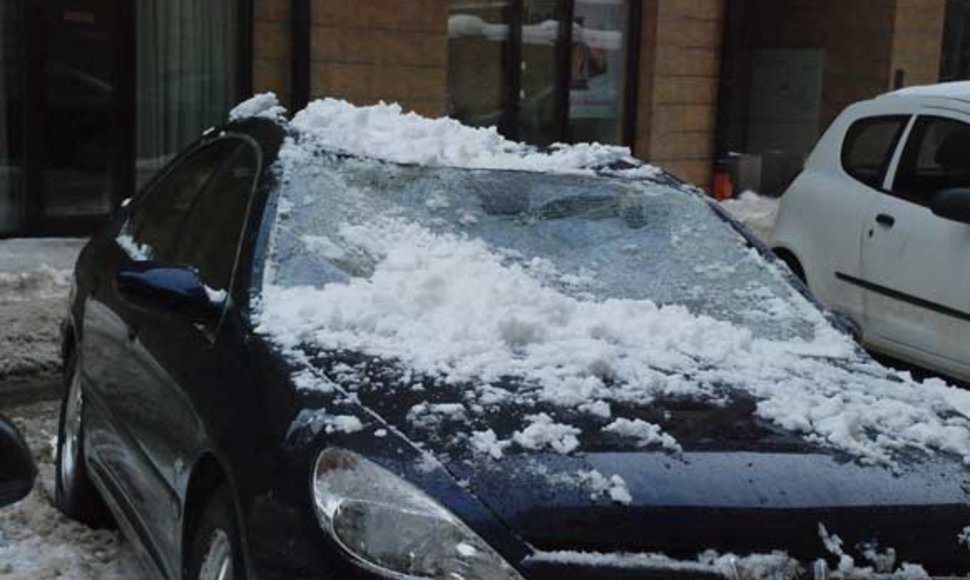 Rotundo g. krentantis sniegas apgadino automobilį
