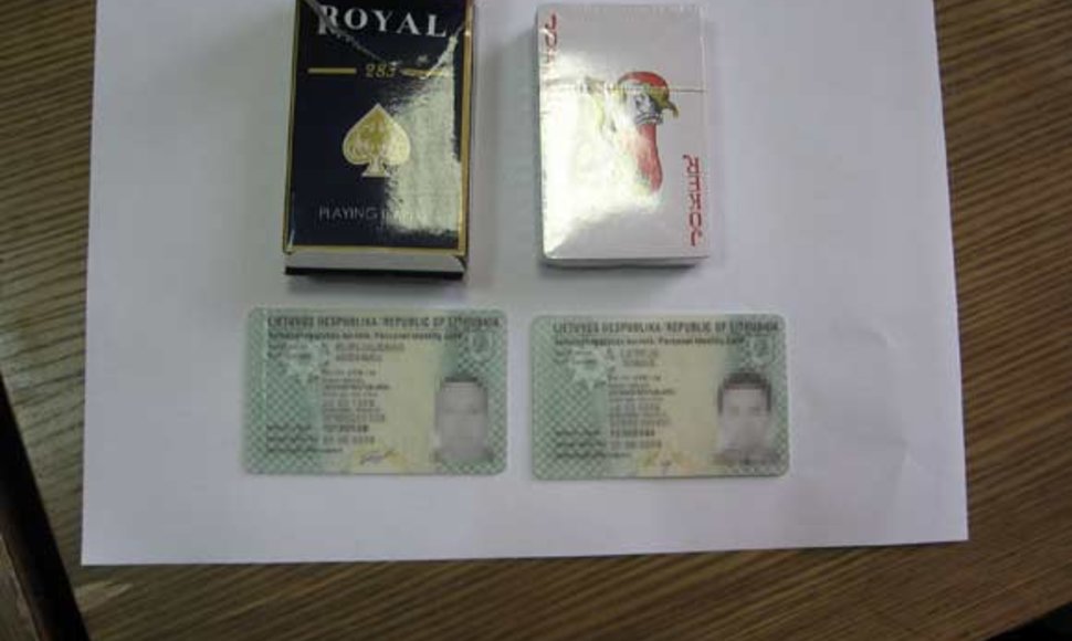 Kortų kaladė ir suklastotos tapatybės kortelės