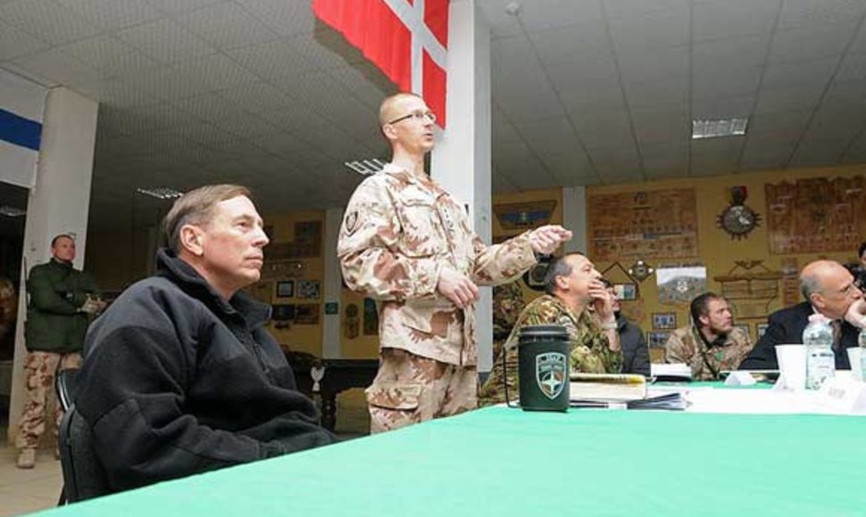 Generolas Davidas H.Petraeusas (pirmas iš kairės) ir pulkininkas Remigijus Baltarėnas (stovi) lietuvių stovykloje Čagčarane