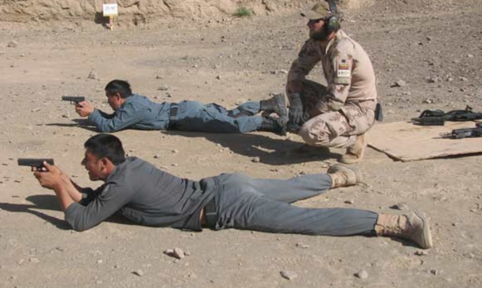 SOP kovotojas treniruoja Afganistano pareigūnus