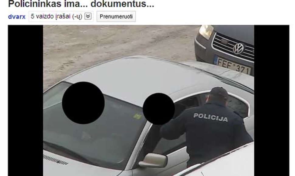 Policininkas tikrina BMW vairuotojo dokumentus
