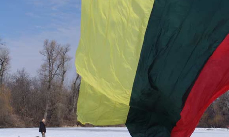 Lietuvos ir Ukrainos vėliavos keliamos virš Kijevo