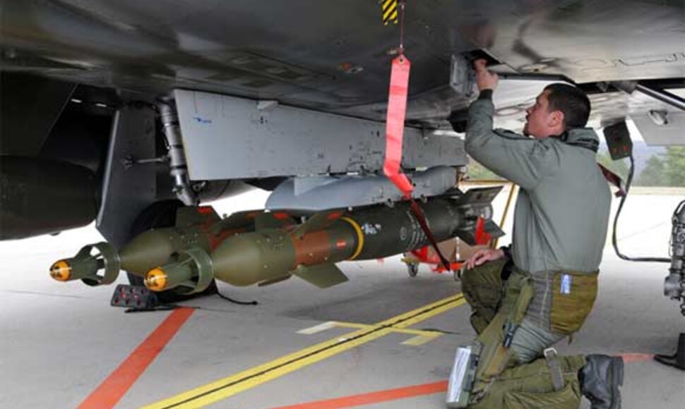 Prancūzų karys po orlaiviu Mirage 2000. Matyti prie lėktuvo pritvirtintos raketos