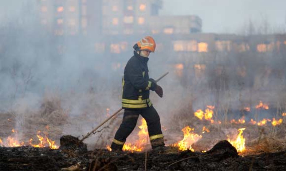 Trečiadienį žolė degė prie pat Vilniaus gyvenamųjų kvartalų