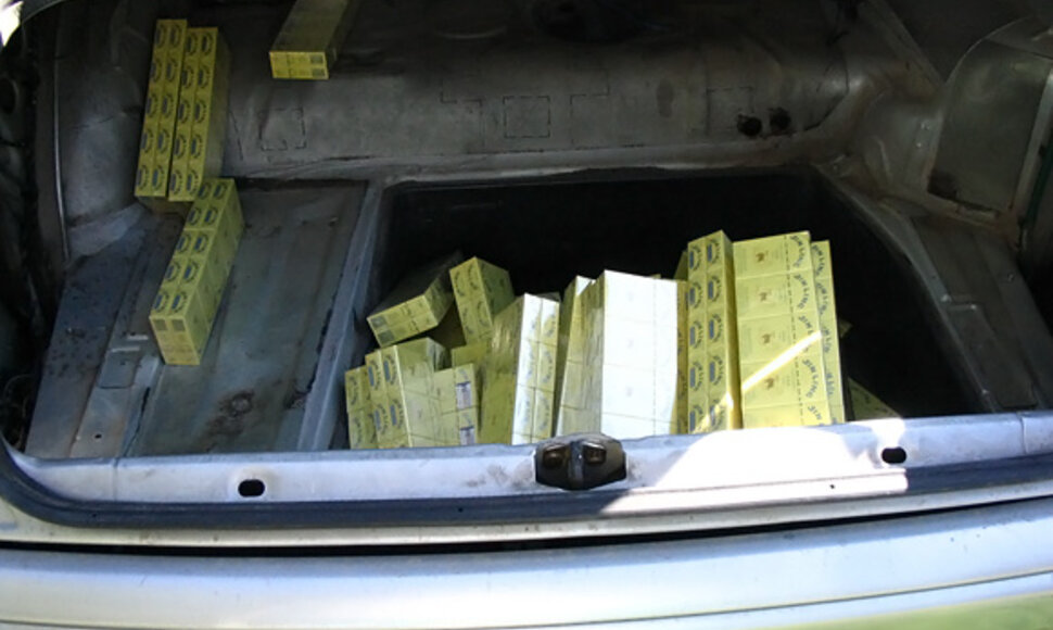 Kontrabandinės cigaretės automobilyje