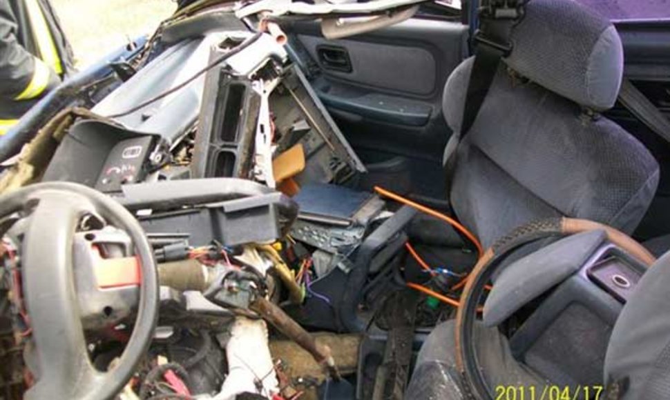 Po avarijos suniokotas „Ford Scorpio“