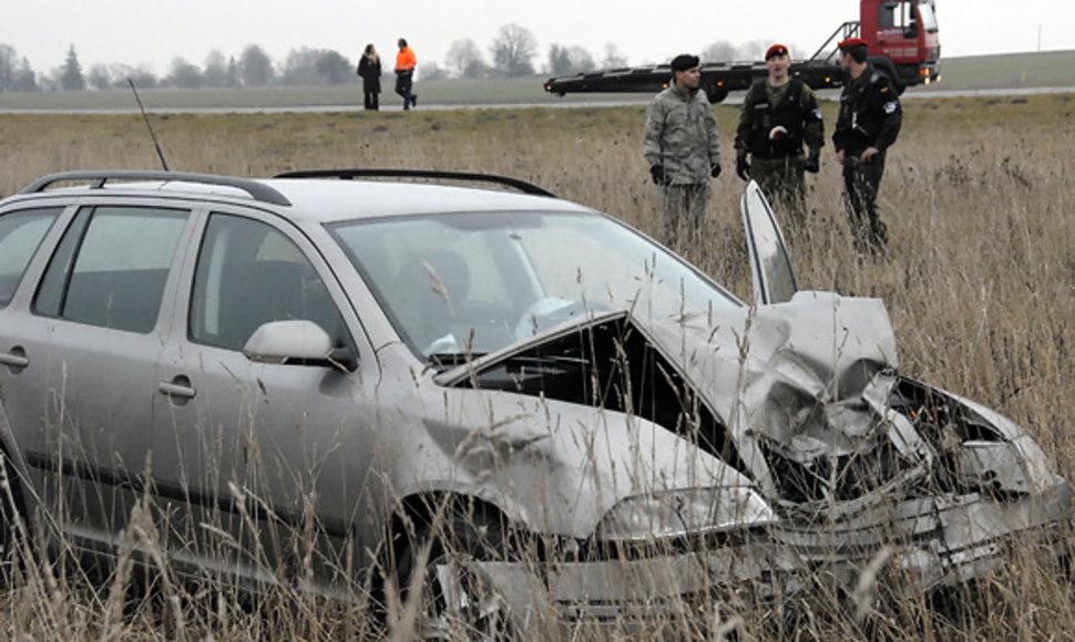 JAV kariškio automobilis po avarijos nuskriejo nuo kelio