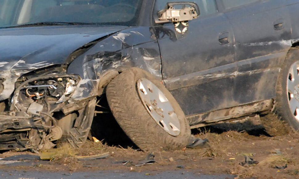 Greitkelyje sudaužyti automobiliai