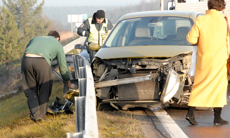 Greitkelyje sudaužyti automobiliai