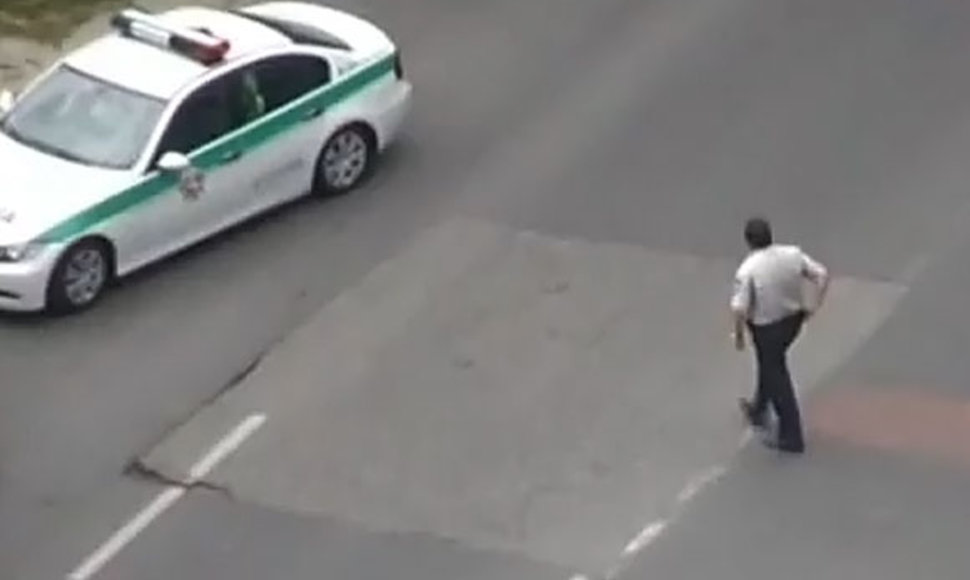 Policininkas nenustatytoje vietoje kerta gatvę