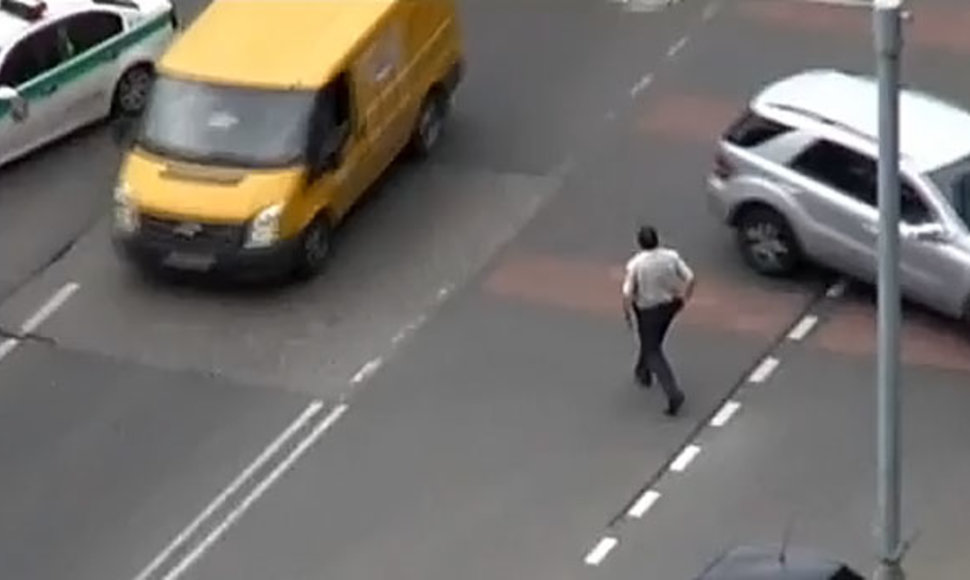 Policininkas eina per gatvę
