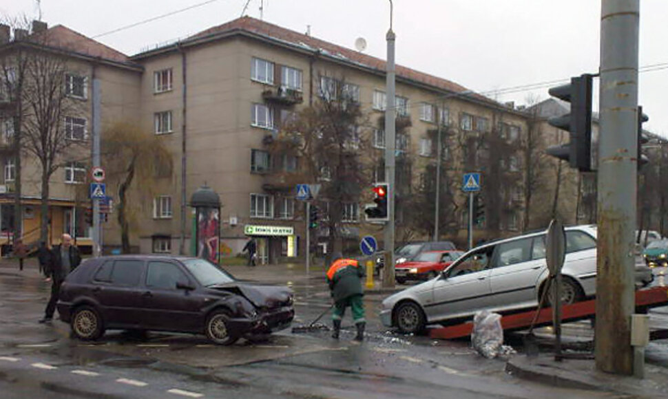 Trečiadienį įvykusi avarija Vilniuje, Antakalnio g. ir &Scaron;ilo g. sankryžoje