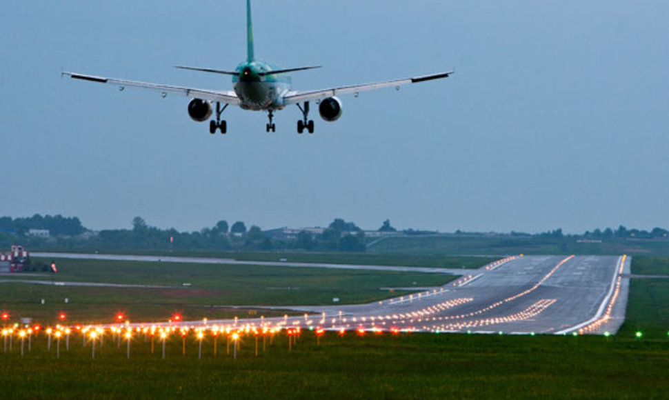 Vilniaus oro uoste leidžiasi lėktuvas