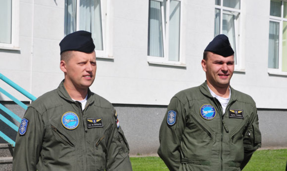 Majoras Marius Matulaitis (kairėje) ir vyr. leitenantas Povilas Stučka