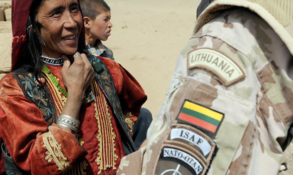 Lietuvos karys Afganistane bendrauja su vietos gyventoja
