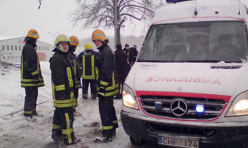 Ugniagesiai gelbėtojai ir greitoji pagalba avarijos vietoje