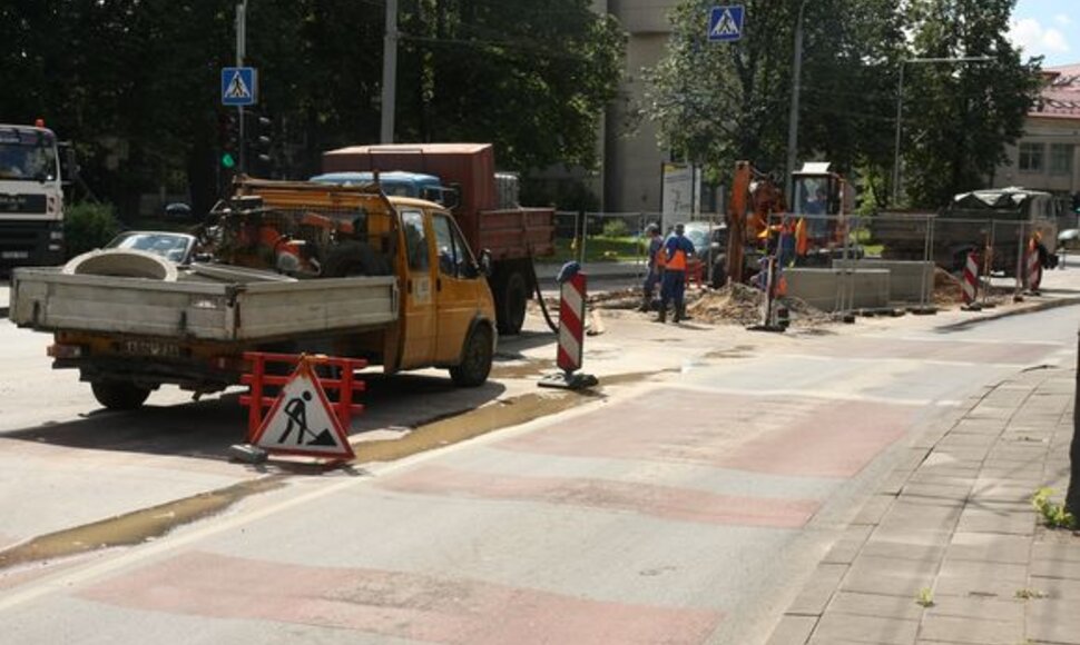 Nuotekų avarijos padarinius &scaron;alinantys darbininkai trikdo Antakalnio gatvės eismą. 