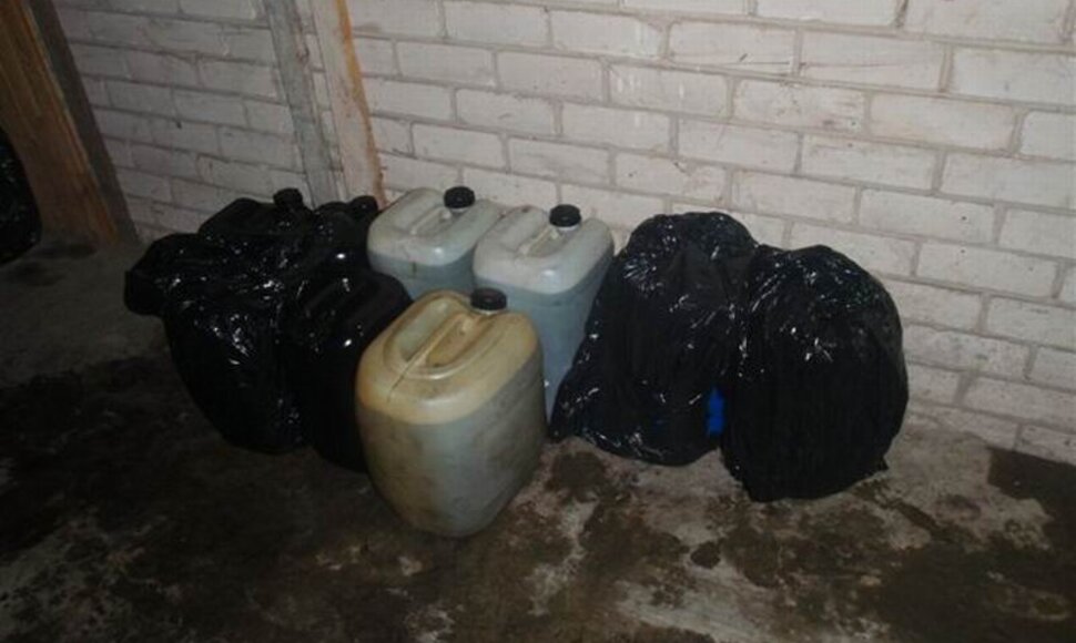 Sulaikyti degalų vagystėmis įtariami asmenys.