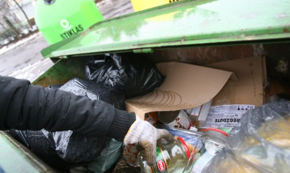 ) Buitinių atliekų surinkėjai tvirtina, kad didžioji dalis supirktuves pasiekiančios stiklo taros ar duženų atkeliauja iš atliekų konteinerių. 