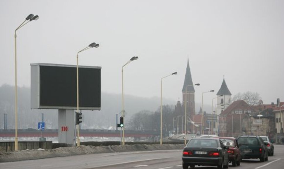 Kaune nelegaliai įrengiami ir itin dideli bei brangūs reklaminiai stendai.