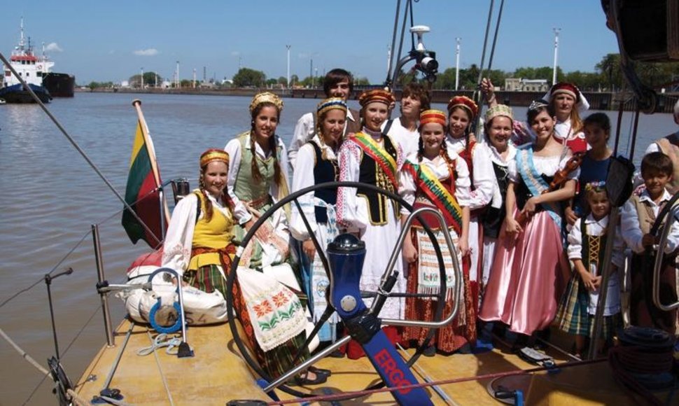 „Tūkstantmečio odisėjos“ buriuotojai lanko Argentinos lietuvių bendruomenes.