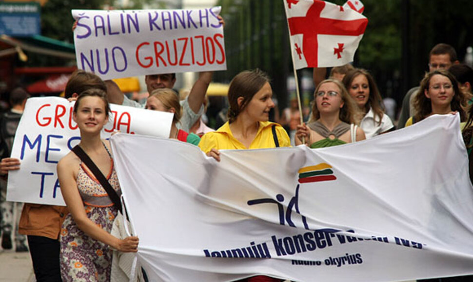 Kaune keliolika jaunuolių antradienį surengė Gruzijos palaikymo akciją