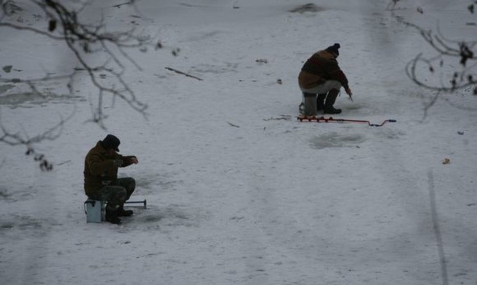 Žūklauti ant ledo šiuo metu itin pavojinga, tačiau ne visus žvejus veikia tokie perspėjimai.