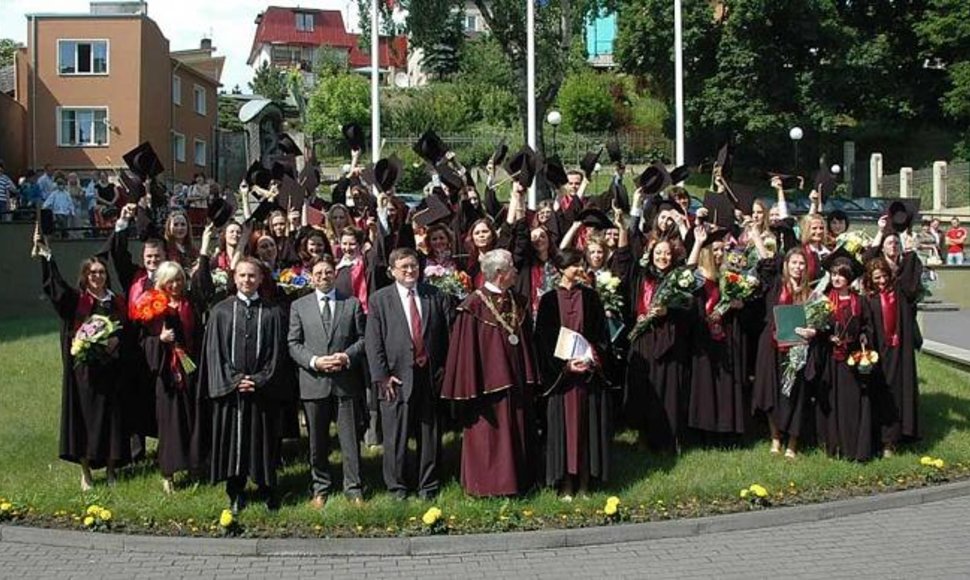 VDU teisės absolventams – diplomai iš JAV ambasadoriaus rankų.