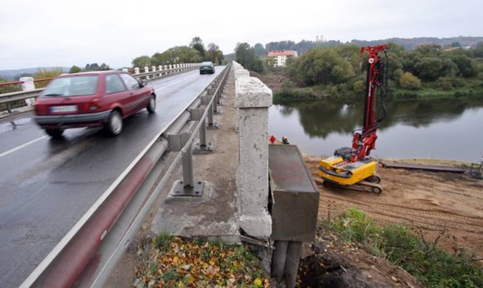 Šiuo metu jau vyksta Raudondvario tilto per Nevėžį rekonstravimo parengiamieji darbai, netrukus bus pastatytas šviesoforas, kuris reguliuos transporto srautą. 