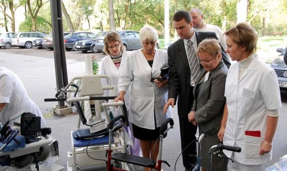 Vilpkpėdės medicinos personalas apžiūri medicinos įrangos labdarą. 