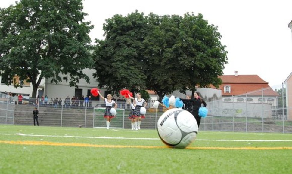 Miesto savivaldybė tvarko mokyklų sporto aikšteles. 
