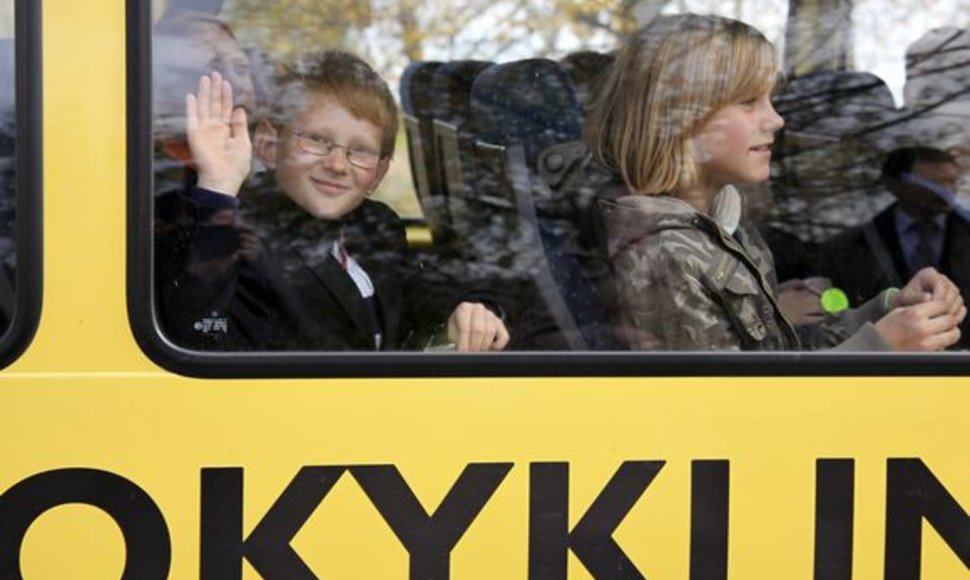 Kauno rajone vykusios akcijos metu mokykliniais autobusais į pamokas ir namo keliaujantiems vaikams buvo dalijamos atmintinės ir atšvaitai. 