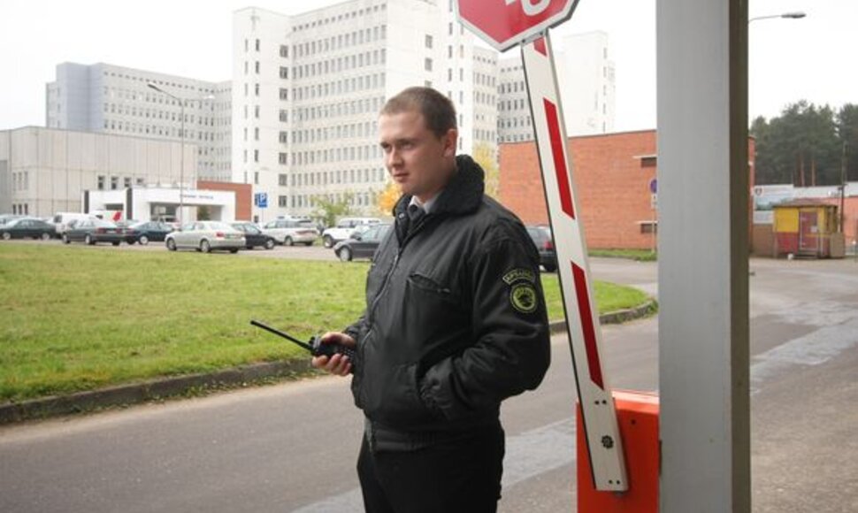 Daugelį sostinės ligoninių saugo apsaugos tarnybos, tačiau jų darbuotojai nevaikšto ligoninės koridoriais ir nesaugo palatose gulinčių ligonių ir jų daiktų.