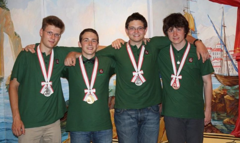 Lietuvos jaunieji chemikai iš Japonijos sugrįžta su visų spalvų medaliais.
