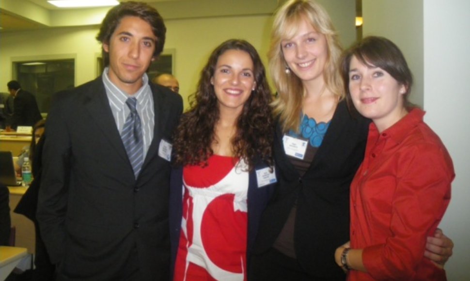 Mykolo Romerio absolventės dalyvavo Europarlamentinėje simuliacijoje SPECQUE 2010.
