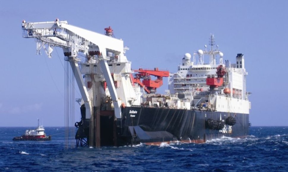 Didžiausias pasaulyje vamzdyno tiesimo laivas „Solitaire“ pratęs „Nord Stream“ statybas Suomijos vandenyse.
