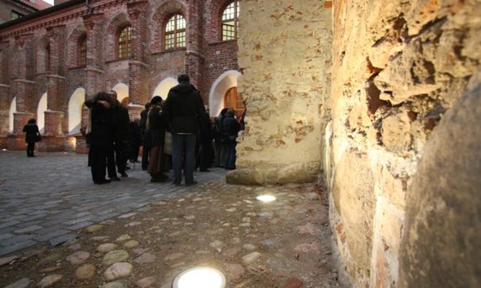Vienuolyno požemiuose anksčiau buvo palaidota per šimtas miestelėnų, tačiau ją restauravus, palaikai buvo perkelti į šventorių.