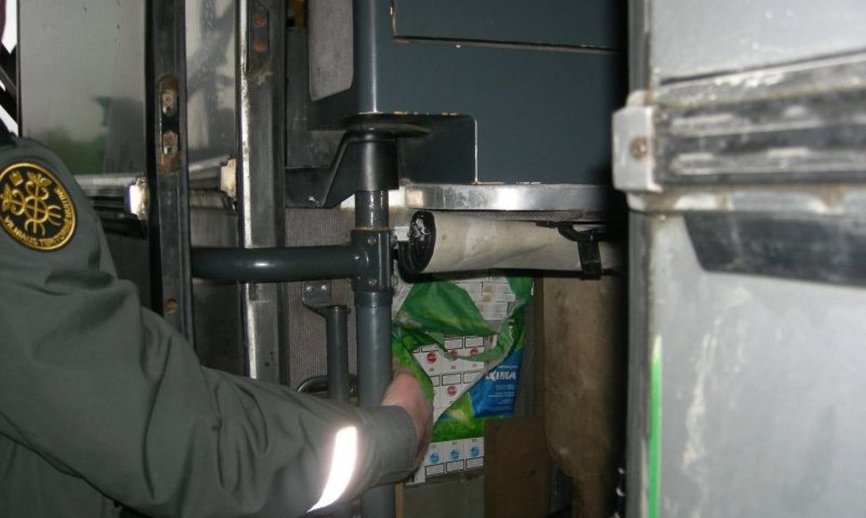 Muitininkai cigaretes aptiko autobuso „miegamajame“ įrengtoje slėptuvėje.