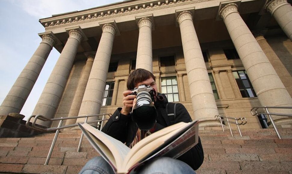 Perfotografuoti knygas Martyno Mažvydo bibliotekoje draudžiama, tačiau studentai draudimų nepaiso.