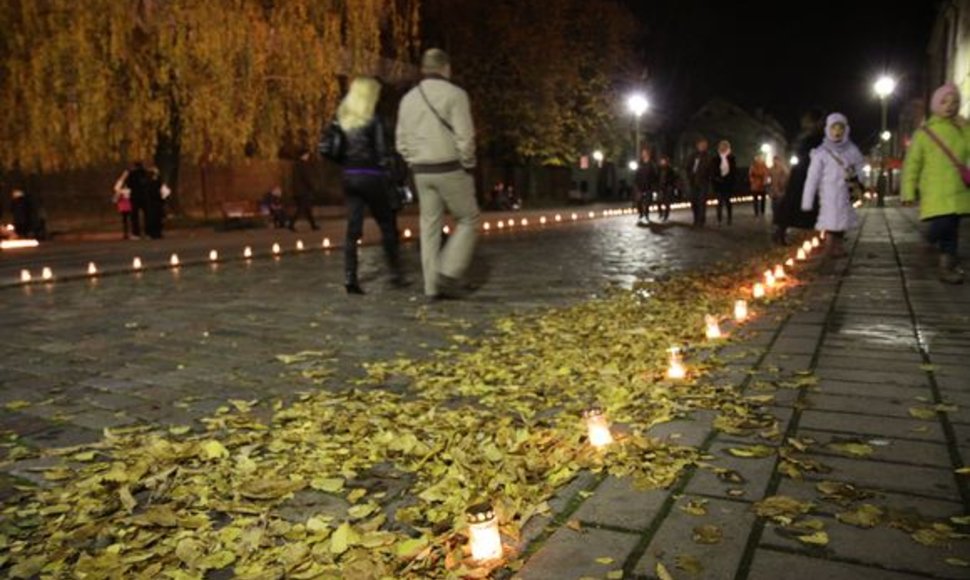 Šiais metais Vėlinių išvakarėse centrinėse miesto gatvėse sužibo keli tūkstančiai žvakučių.