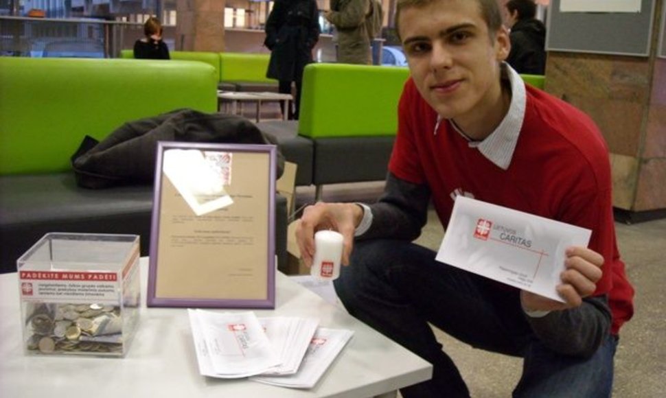 Prie akcijos gali prisidėti kiekvienas studentas, įsigijęs už auką specialią Lietuvos „Caritas“ žvakutę  universitete.