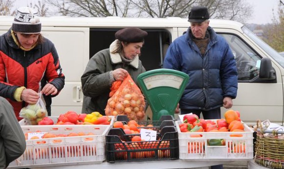 Sekmadienio turguje netrūko daržo gėrybių.