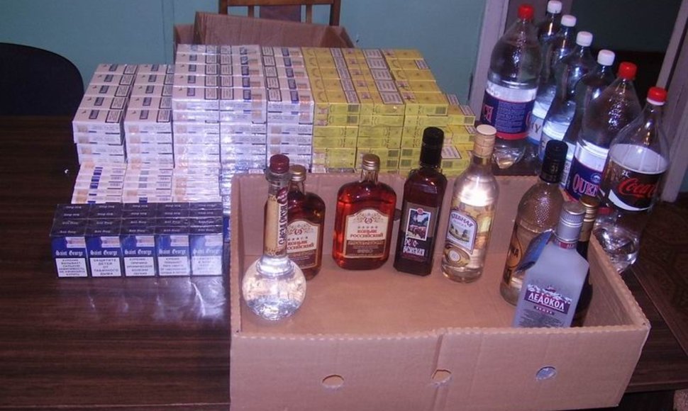 Vilnietės namuose rasta 380 pakelių kontrabandinių ir įvairių gėrimų.