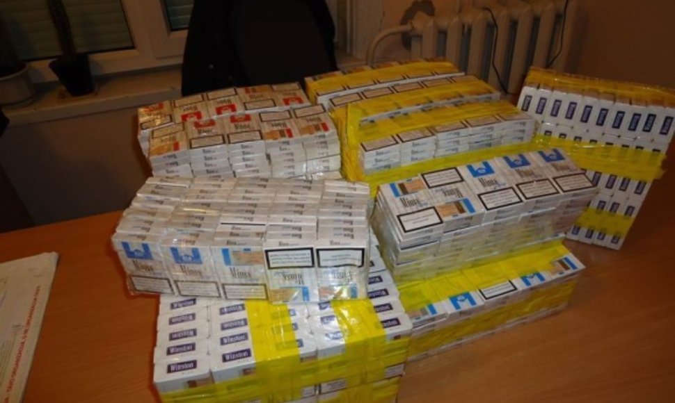 Pareigūnai konfiskavo daugiau kaip 900 įvairių rūšių cigarečių pakelių.