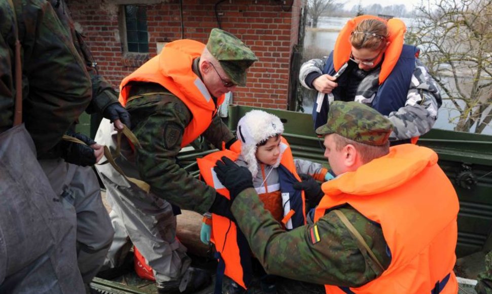 2010 m. kovą kariai teikė pagalbą nuo potvynio nukentėjusiems Pagėgių savivaldybės gyventojams.