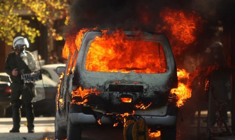 Graikijoje per riaušes padegta daugybė automobilių.