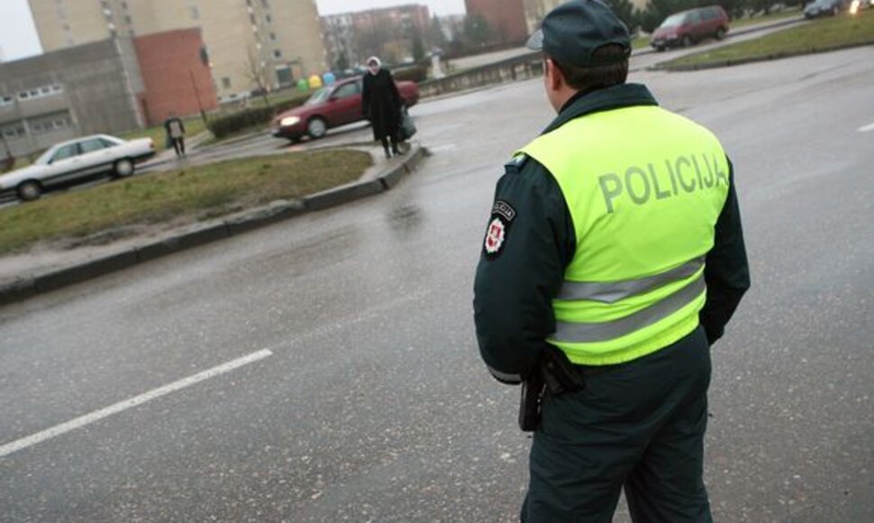 Kauniečių, itin judrią gatvę kirtusių ne per perėją, negąsdino net ir kitoje kelio pusėje stovėję pareigūnai. 